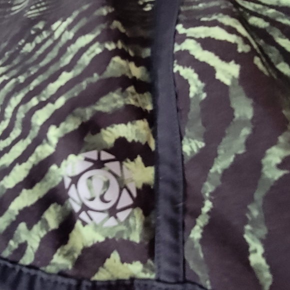 Lululemon's woman's size 8 with side pocket and 2 way stretch. - Picture 9 of 9